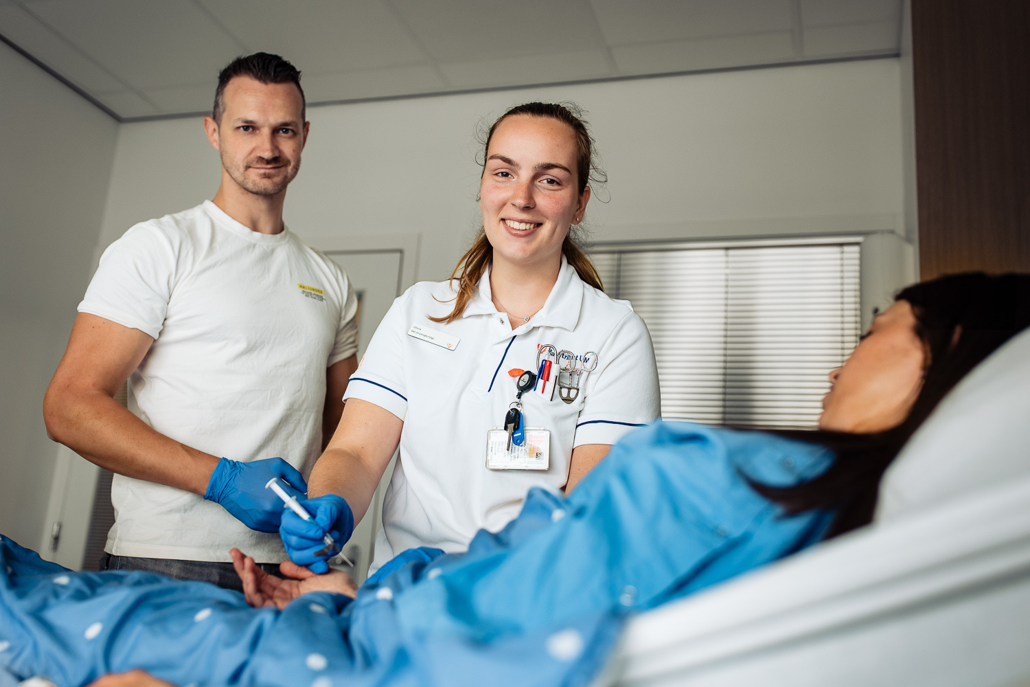 Verpleegkundige aan bed
